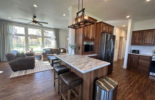 2 BR King Bed Hot Tub AC Near Jackson - Foto 7