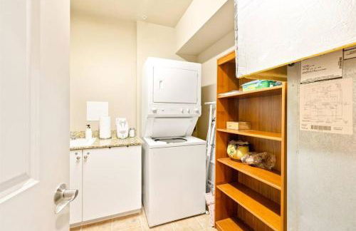 Seaside Waterfront condo walking to downtown and beach - Foto 3