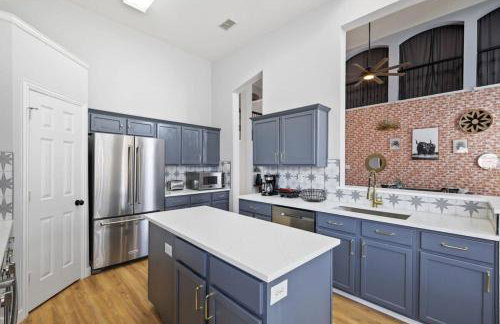 Stylish Spacious Convenient - 6-BD 2 5-BA + Pool - Foto 13