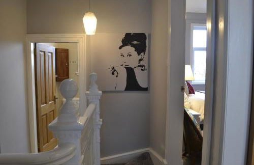 Stunning Period Townhouse with Garden, Walking Distance to Town - Photo 26