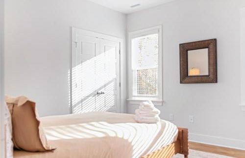 Family-Friendly 4BR with Fenced Yard & Parking - Foto 7