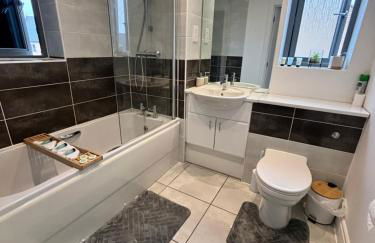 Luxury 2 Bedroom Northampton Townhouse with Balcony - Foto 18