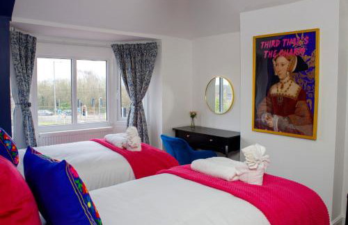 6 BR 3 Bath Spacious Tudor House & Free Parking - Foto 65