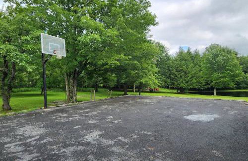 Lux estate! Hot tub, 8 acres, firepit, game room, private pond, EV, lots of privacy, 10 mins to town - Foto 50