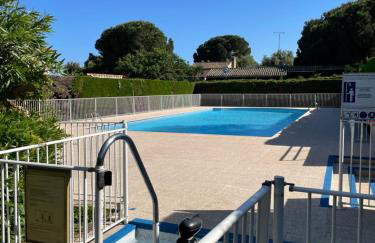 Magnifique 2 pièces design, moderne, calme, proche plage, résidence avec piscine, tennis, wifi et place de parking privée - Photo 15