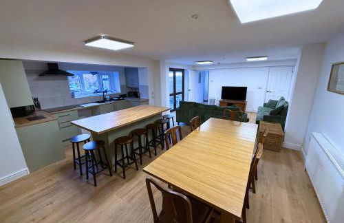 New 4 Bed House Sleeps up to 8 People - Foto 24