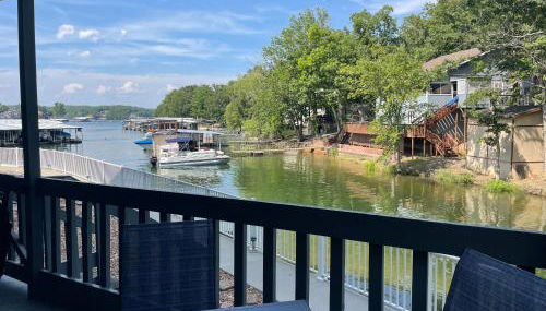 STAIRS OPTIONAL! Lakefront! Pool! On Water! Convenient Fishing! - Foto 3