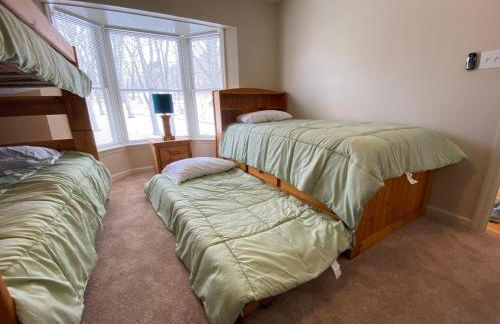 Secluded 4 bedroom with hot tub minutes from campus - Foto 30