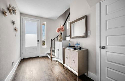 Stylish 4BR Lake House - Foto 29