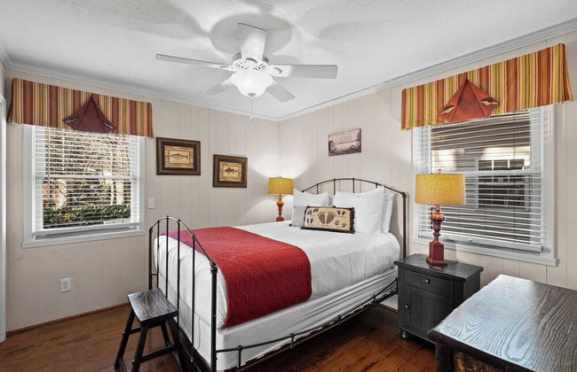 Bear Creek Lodge by Avantstay Lakefront + Dock - Photo 28