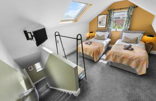 4-Bedroom Stunning Luxe, Spacious & Stylish Design House Bolton, Sleeps 11, with Parking Central Bolton, Links to Manchester, Pet-Friendly, Best For Groups! WORK CONTRACTORS SPECIAL OFFER! - by Blue Puffin Stays - Foto 50