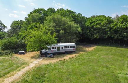 American School Bus Retreat with Hot Tub in Sussex Meadow - Foto 7