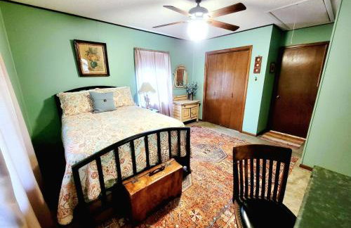 TJs Escape Landmark Oak Tree 1mile2river - Foto 19