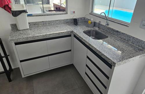 Linda Casa Nova e com piscina - Foto 9