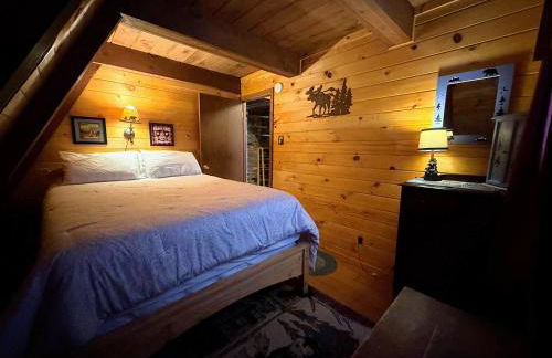 4M Cozy A-Frame in Bethlehem, NH - Fireplace, Firepit & Close to Skiing & Trails, Dogs welcome! - Photo 20