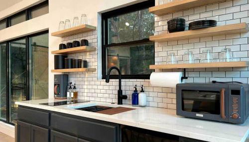 Modern Farmstay Cabin with Friendly Animals, Pond Views & Nature Trails Near Cedar Creek, Texas - Foto 3