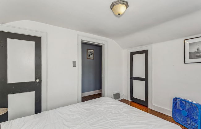 Cute Cozy and Cheerful 3 Bedroom House - Photo 24