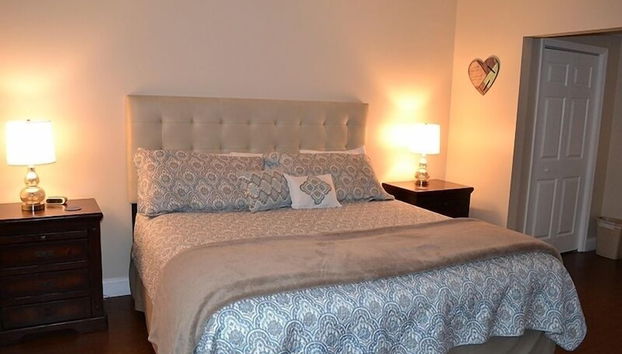 Attractive 504 2BD Condo with Private Balcony and Jacuzzi Tub by RedAwning - Foto 2, Habitación