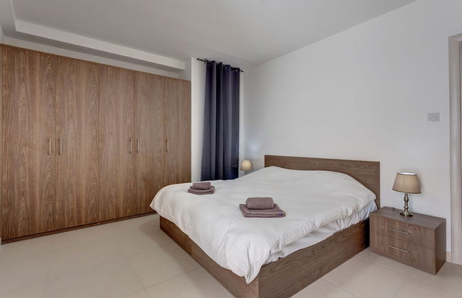 Modern 1BR Apartment in a Central Location - Photo 2