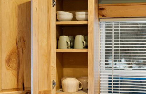 Cozy 3BR Cabin With Hot Tub on Nippersink Creek - Photo 37