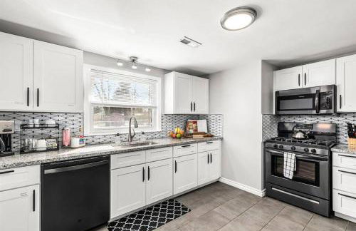 Warm & Comfy 2BR, Huge Backyard, Great Location! - Photo 63