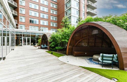 Posh 2BR Retreat Gym, Prkng and Scenic Rooftop - Photo 7