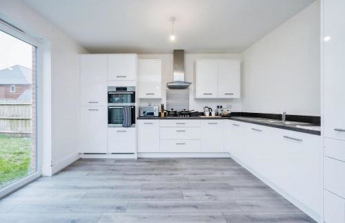 Spacious Luton Home Sleeps 8 - Foto 4