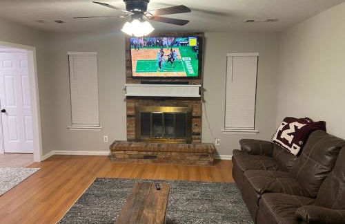 Cozy 3 Bedroom Home in Quiet Neighborhood - Photo 1