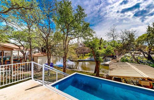 Waterfront Home with Game Room, Decks, Pool, Smart TVs, Kayaks, & Gas Grill - Foto 11