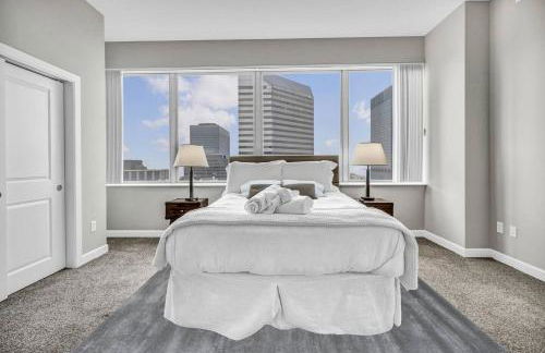 Luxury 21st Floor Penthouse | Great Downtown VIEWS - Photo 31