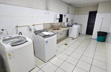 EDIFÍCIO ESSENCIALE PREMIER, 34º ANDAR, VAZADO, DE FRENTE A ENTRADA DO FLAMBOYANT SHOPPING, COM ESTACIONAMENTO GRÁTIS, COZINHA, FECHADURA ELETRÔNICA, WI-FI, TV COM ROKU, PISCINA, LAVANDERIA SEM CUSTO ADICIONAL By REI DOS FLATS - Foto 14