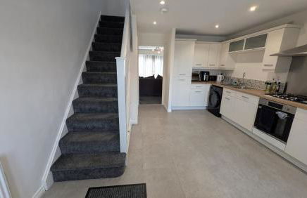 Large Modern House with Private Parking - Foto 32