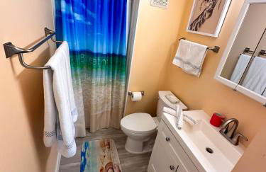 Stylish 2BR Condo Near Beach, Large Pool & Patio, Pet Friendly - Foto 24