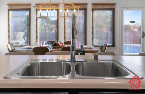 Georgian Oasis with Private Pool - An Irvie Home - Foto 48