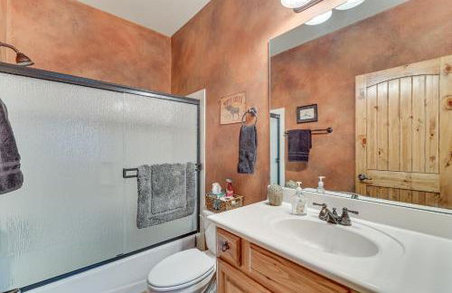 Rustic Retreat with Spacious Deck in Show Low! - Foto 19