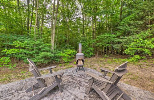 Cozy Whitehall Hideaway with Hot Tub and Chiminea! - Foto 31