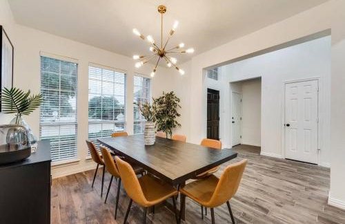 Modern and Luxury DFW Mansion with Backyard Oasis - Foto 14