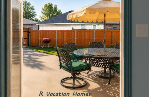 4BR Retreat with Game Room & Massage Chair - Sleeps 12 - 2 Kings - Step-Free - XL Private Patio - Foto 2