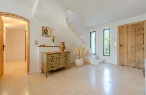 Gorgeous village home with heated pool, ideally located - Foto 4