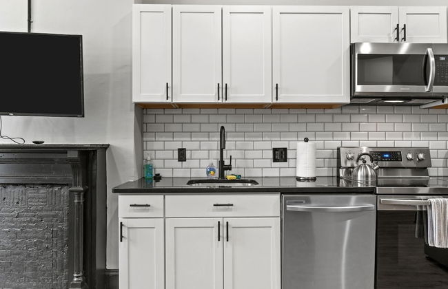 Historic DC Gem Spacious Rowhouse Private Patio - Photo 28