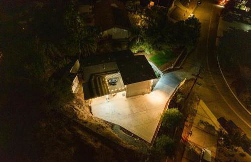 Entire Private Home with 4 Bedrooms 2 Bathrooms, 6 Beds, Hot Tub, King Bed, 6 Parking, Big Yard, Available Now - Foto 32