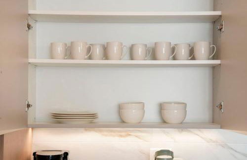 Modern Condo by Med District with Parking & Laundry - Foto 12