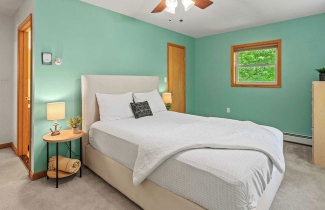 Lake + Pool Access, Game Room, Firepit, Deck Tawny and Peaceful by Avantstay - Foto 36