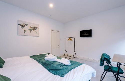 4 Bedroom House in Walkden with Free Parking, by Short Term Digs Short Lets & Serviced Accommodation - Foto 45