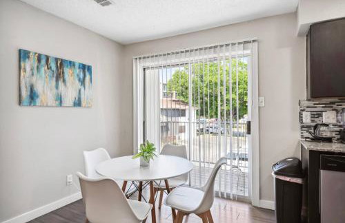 Economy King Bed Suites w Pool, Next to Downtown - Foto 48