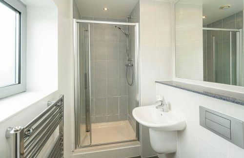 Stylish 2-Bed with Stunning View - Foto 17