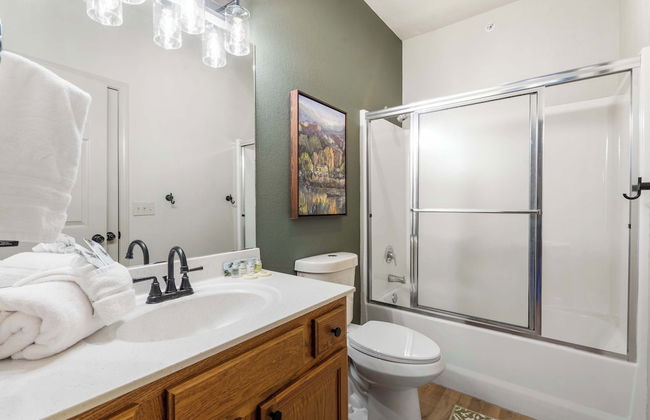 T Time Getaway - Overlooking Golf Views! - Photo 16