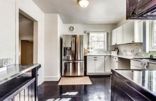 Spacious 5BR - Sleeps 10 - University District home - Photo 22