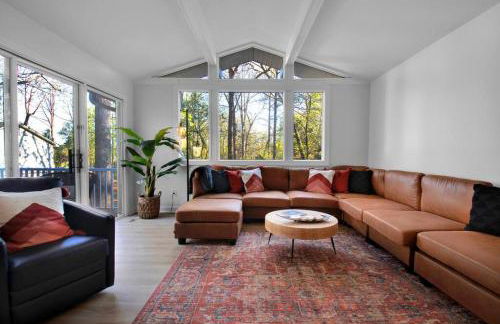 Cozy Retreat near Paris Mtn State Park Sleeps 12 - Foto 1