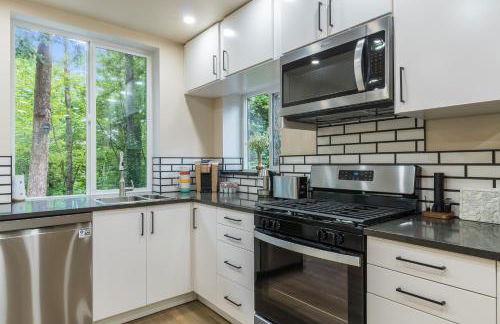 Beautiful place with a great location, free parking, WiFi & large TV. - Foto 9